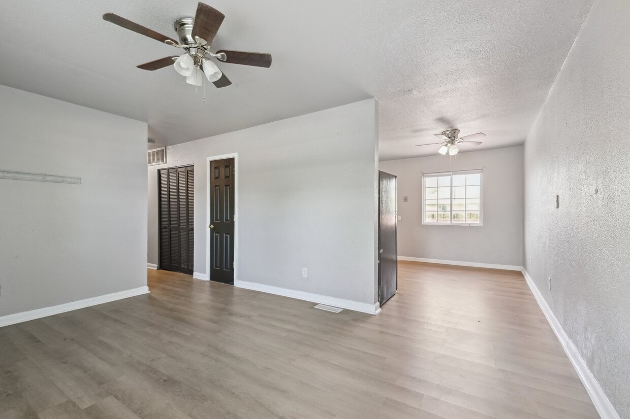 Primary Photo - 1604 Parklane Dr