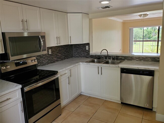 Foto del edificio - 9961 NW 9th St Cir