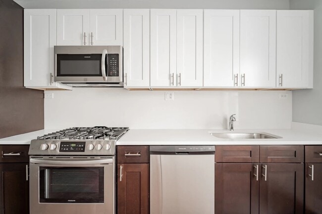 Building Photo - 5162 W Montrose Ave