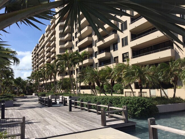 Foto del edificio - 251 Crandon Blvd