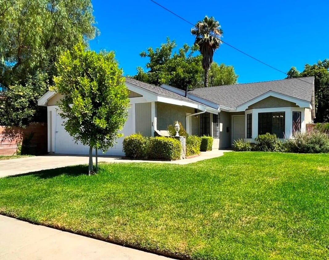 Primary Photo - Single-story in Van Nuys w/3+2, bonus room...