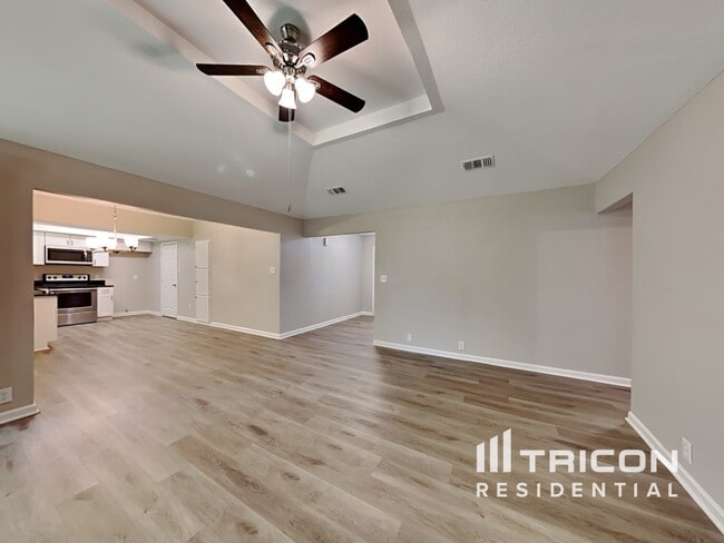 Building Photo - 810 Fondren Dr