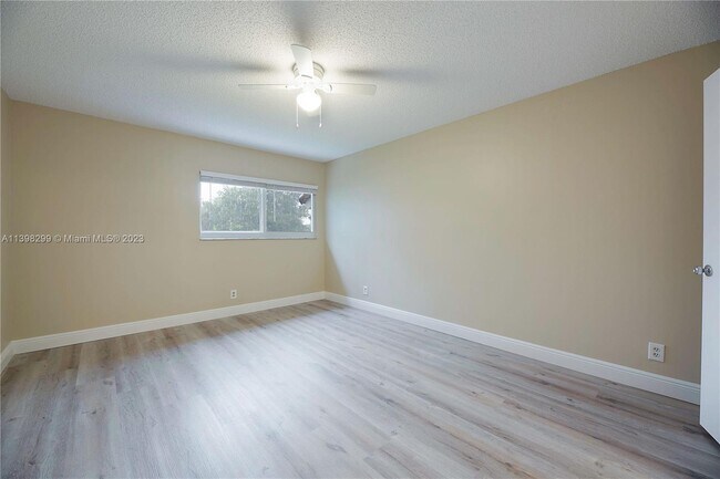 Foto del edificio - 7306 Pinewalk Dr S