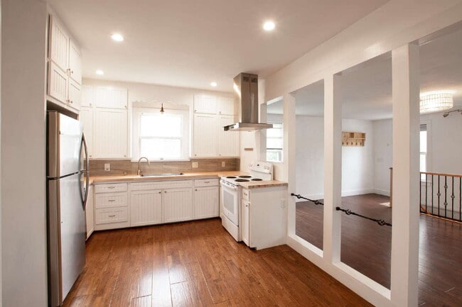 Building Photo - Charming 1–2 Bedroom Apartment – Heated Floors & In-Unit Laundry | Westbrook