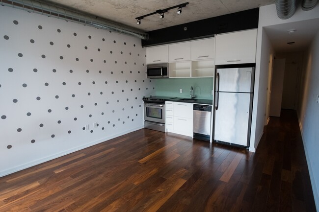 Building Photo - Amazing Studio Apt - King East