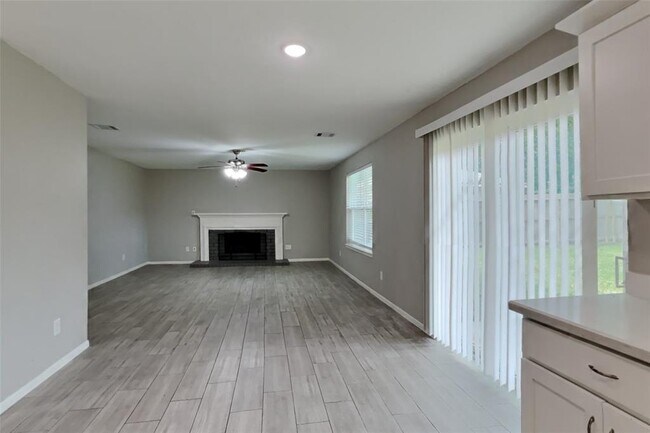 Building Photo - 9219 Palm Shores Dr