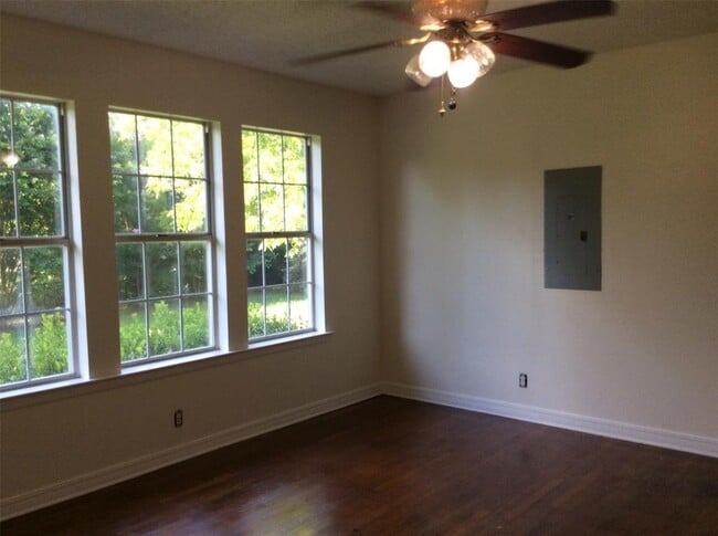 Building Photo - 1504 E Sherman Dr
