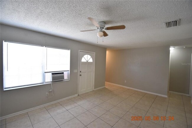 Foto del edificio - 8320 Oleander Ln