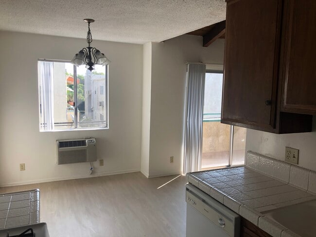 Dining area - 2619 S Sepulveda Blvd