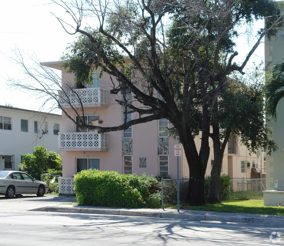 2108 SW Primer St - 2108 SW 1st St