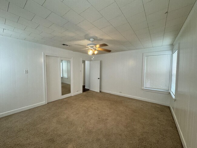 Building Photo - 415 N Doak St