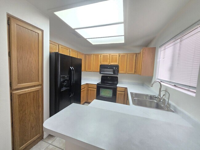 Foto del edificio - 3 Bedroom 2.5 Bathroom Sonoma Village Townhouse