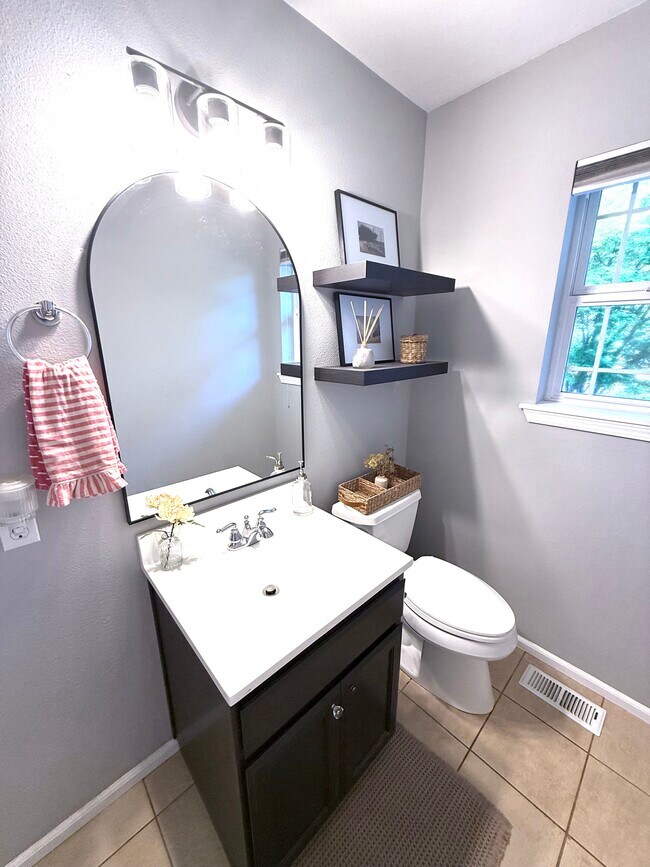 Foto del edificio - 5817 16th St Ct NE