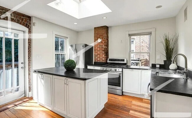 Foto del edificio - 6-Bed 3-Bath Apartment in Mission Hill
