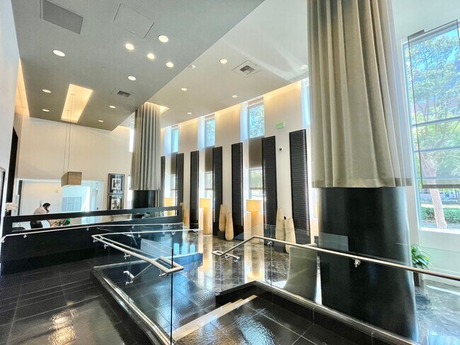 Foto del edificio - Luxurious Condo at Madrone w/Bay, City Vie...