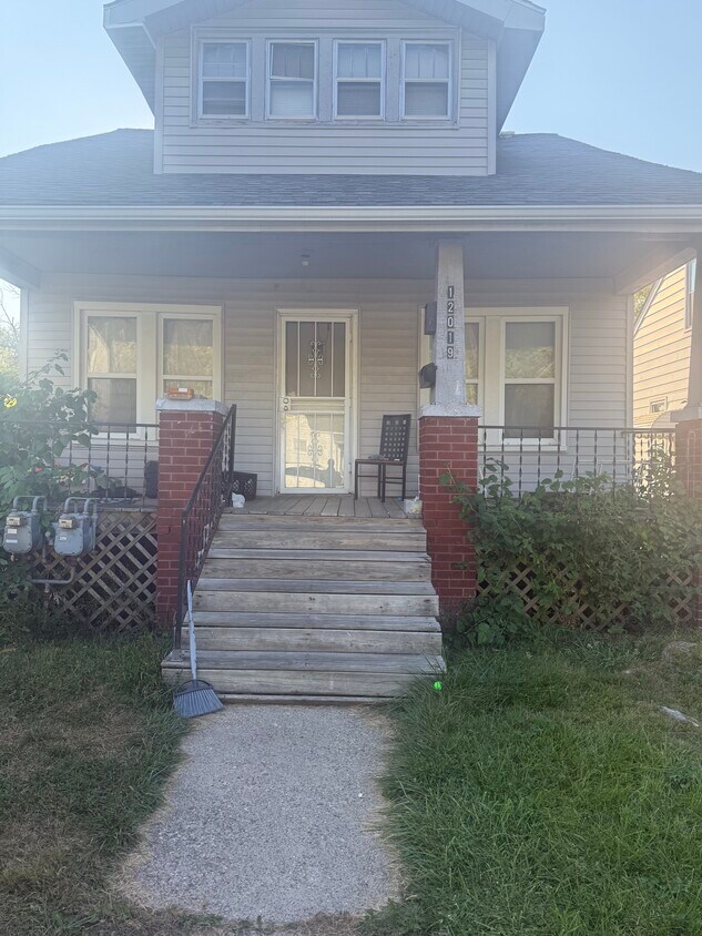 Second floor separate entrance - 12019 Woodmont Ave