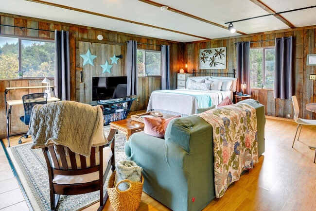 Building Photo - 4880 Railroad Ave