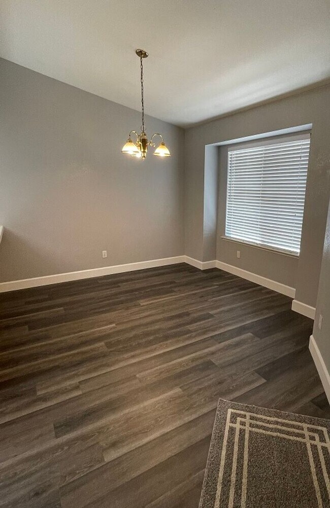 Building Photo - 2954 Pontiac (Locan/Ashlan)