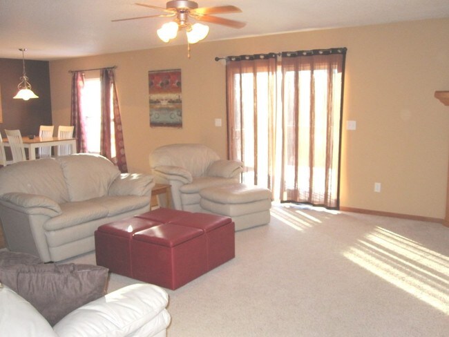 Foto del edificio - 1263 N Dodge St Ct