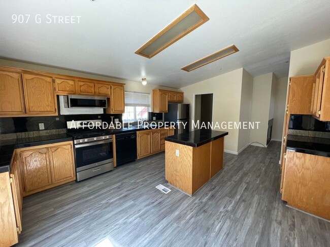 Building Photo - 907 G St