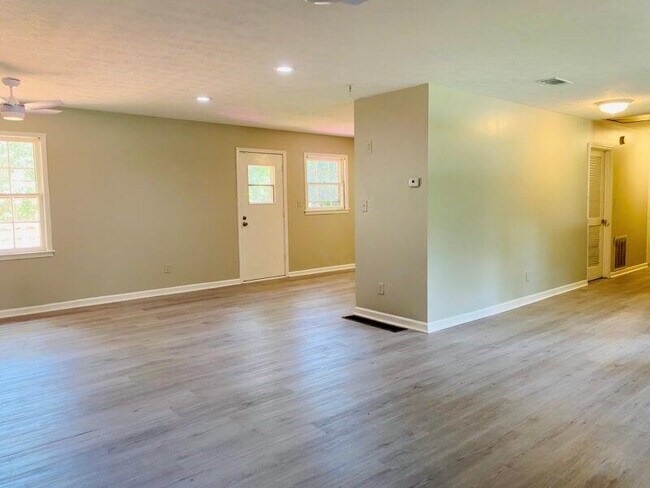 Building Photo - 5060 Wycliffe Dr SW