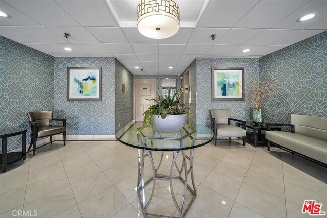 Building Photo - 1115 S Elm Dr