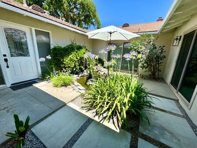 Foto del edificio - Luxury Living Redefined – Fully Renovated & Move-In Ready!