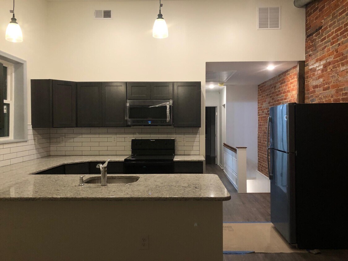 Foto principal - 245 Roxborough Ave
