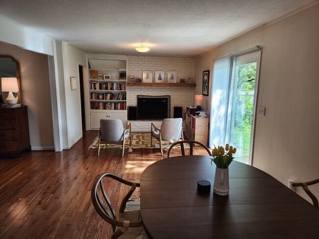 Building Photo - 1412 Bariwood Dr