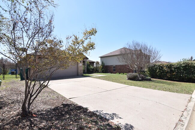Building Photo - 606 Cattail Cir