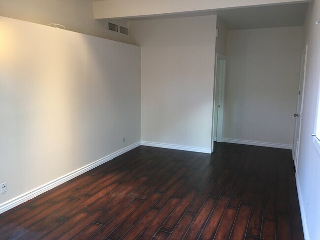 Foto del edificio - 15236 Hesby St