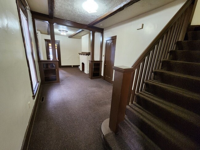 Building Photo - Spacious 2 bedroom townhouse style