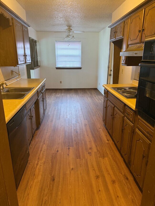 Foto del edificio - For Rent - Charming 3 bedroom home in Yukon!