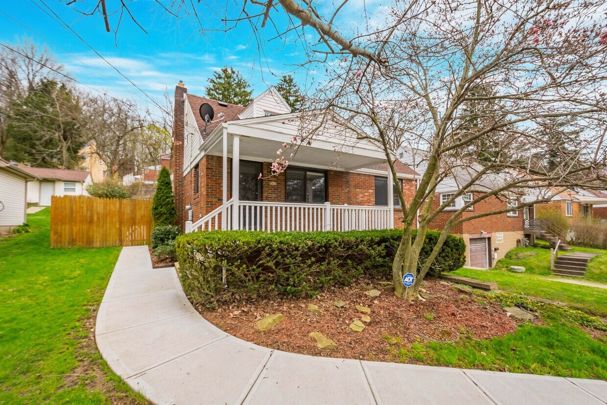 Primary Photo - AVAILABLE JUNE 10TH! GORGEOUS 3 BED / 2 BA...