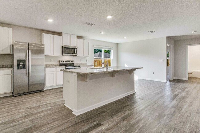 Building Photo - Luxurious 5-Bedroom, 3-Bathroom Home with ...