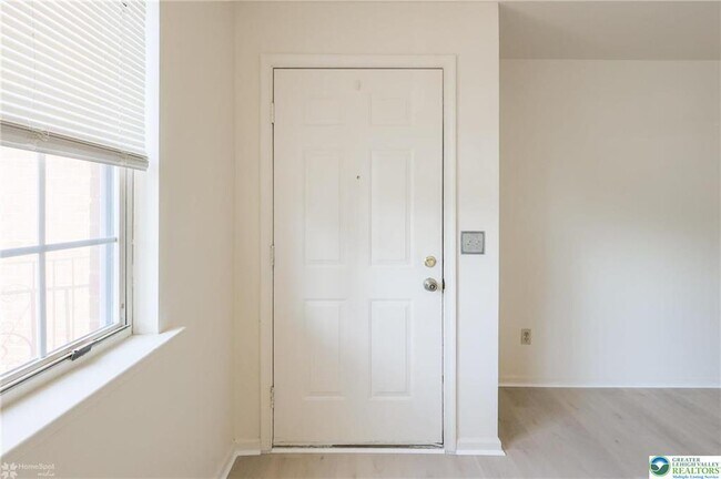 Foto del edificio - 1464 N Cedar Crest Blvd