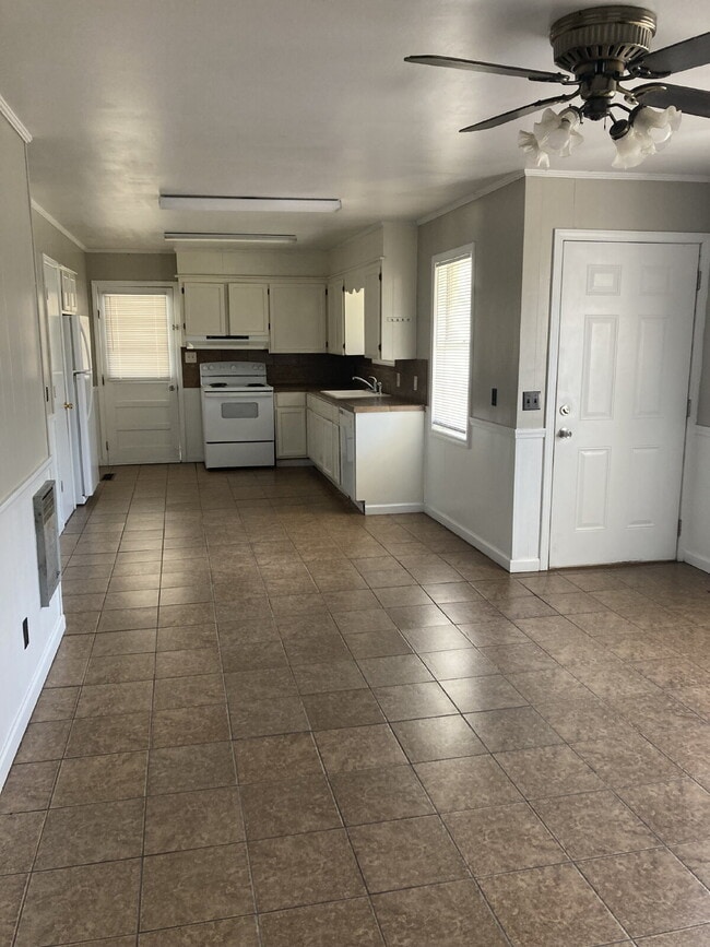 Foto del edificio - 3-bedroom, 2-bathroom home is located on a dead-end street, offering privacy while still being co...