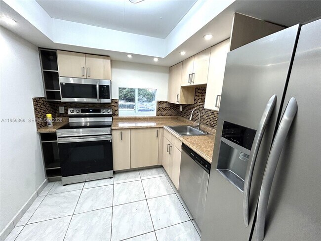 Foto del edificio - 250 180th Dr