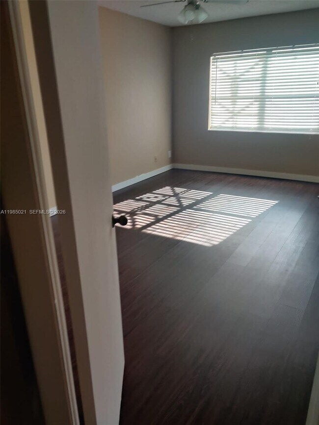 Foto del edificio - 8290 Lake Dr