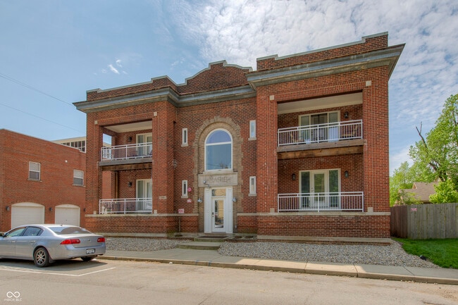 Building Photo - 655 E 24th St