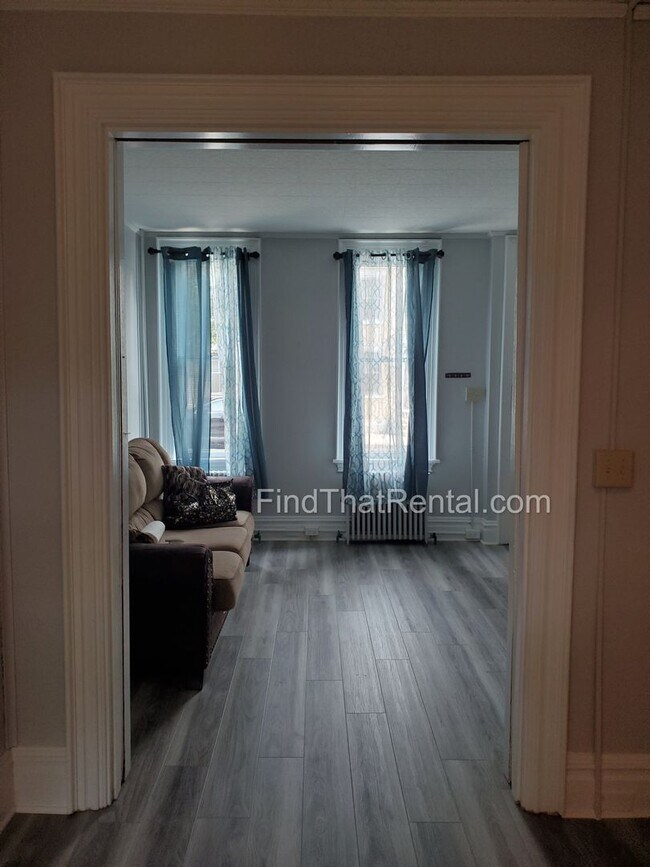 Foto del edificio - Charming Historic Retreat with Private Fenced Yard & Parking – Prime Downtown Location