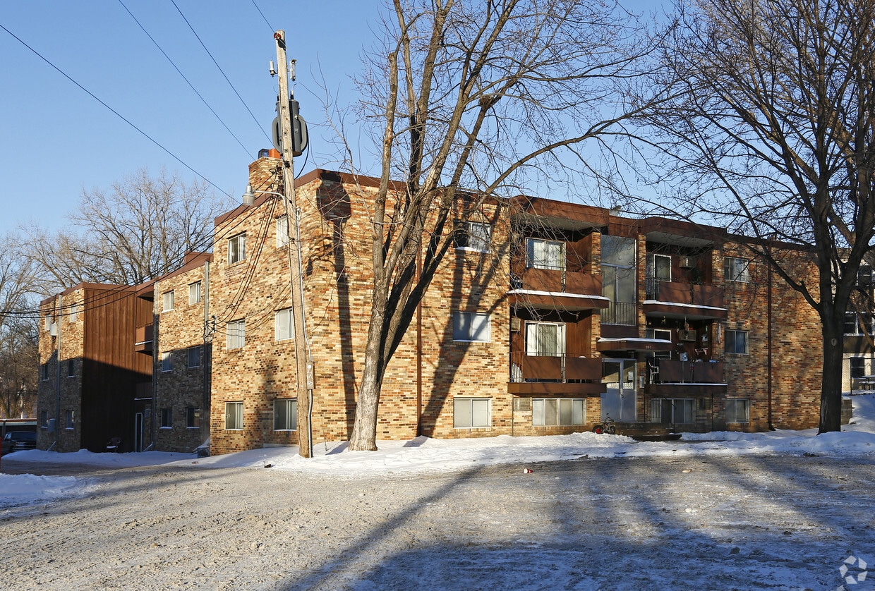 Primary Photo - 995 St Albans St N