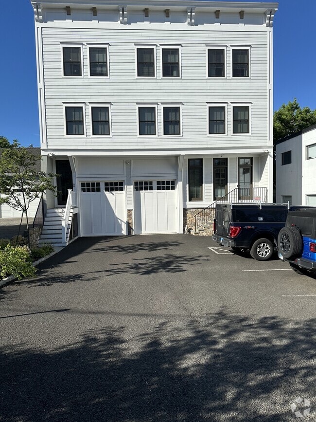 Building Photo - 4 Armonk St