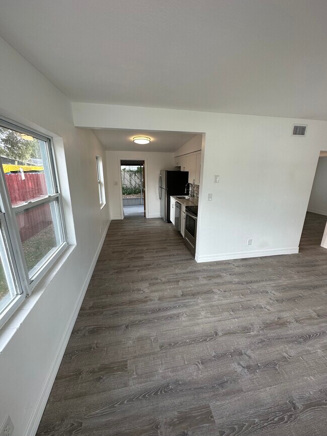 Foto del edificio - 2383 Chaucer St