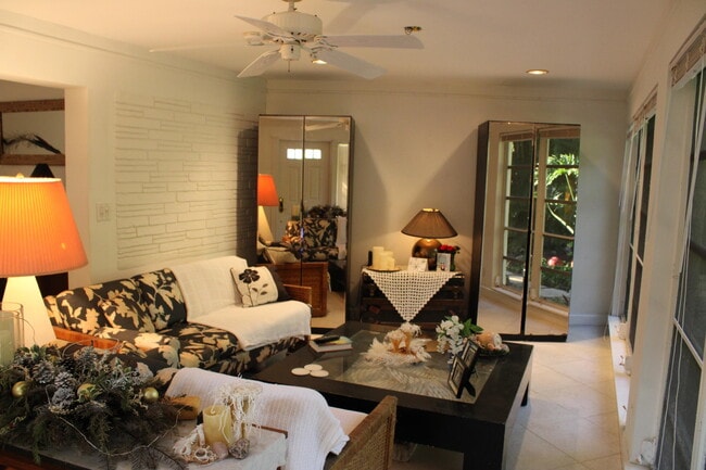 Building Photo - 14 Tropical Dr