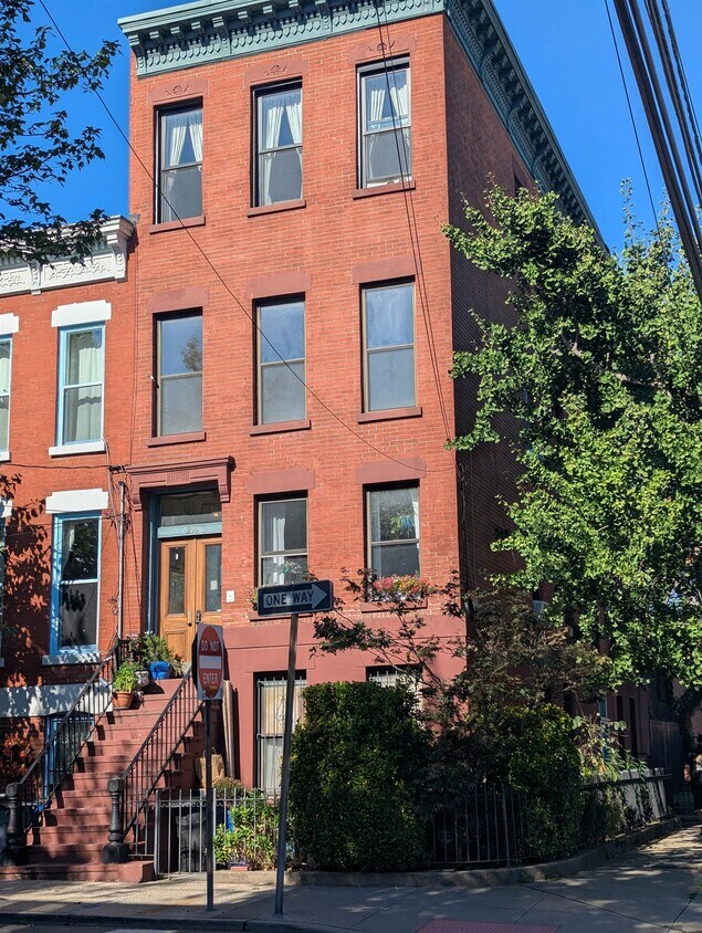 Foto principal - 295 Monmouth St