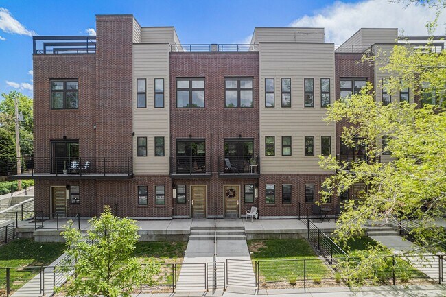 Foto del edificio - For Rent!  Corner Unit | Modern Townhome |...