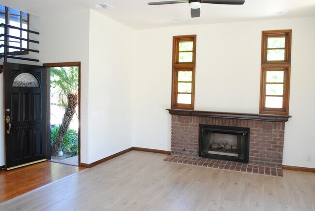 Spacious Family Room - 1222 N Louise St
