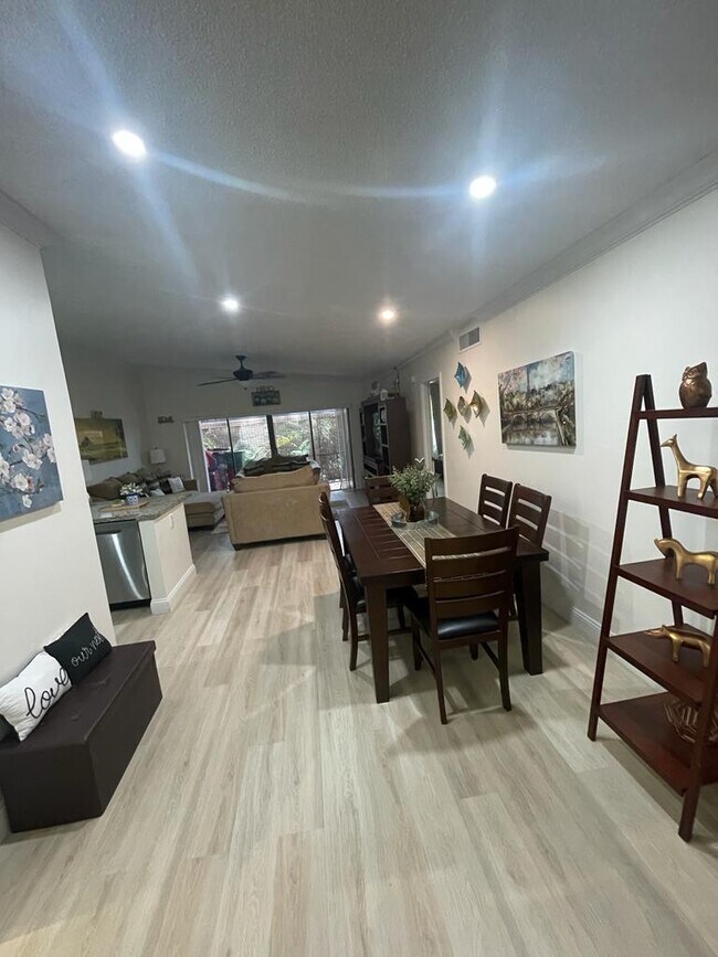 Foto del edificio - 301 N Pine Island Rd