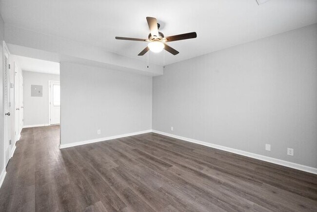 Building Photo - Gorgeous Recently Renovated Townhome just ...